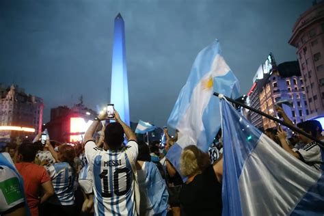 Una multitud celebró el triunfo argentino en diferentes  .